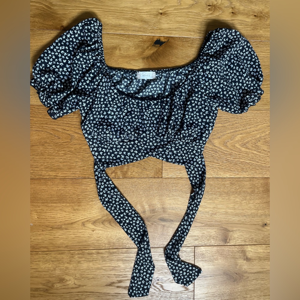 Altar'd State Black and White Puff Sleeve Crop Blouse